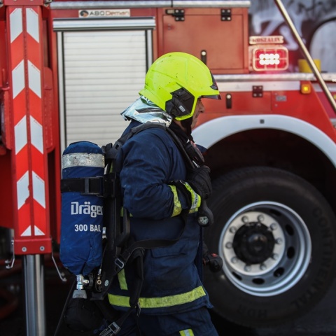 Πυροσβέστης μπροστά από πυροσβεστικό όχημα