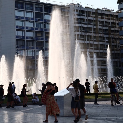 Πολίτες στην πλατεία Ομονοίας και τη δροσιά του σιντριβανιού
