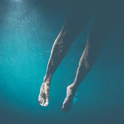 Τα πόδια ατόμου στη θάλασσα 