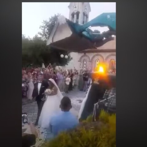 Βόλος: Με χωματουργικό μηχάνημα το ρύζι στον γάμο