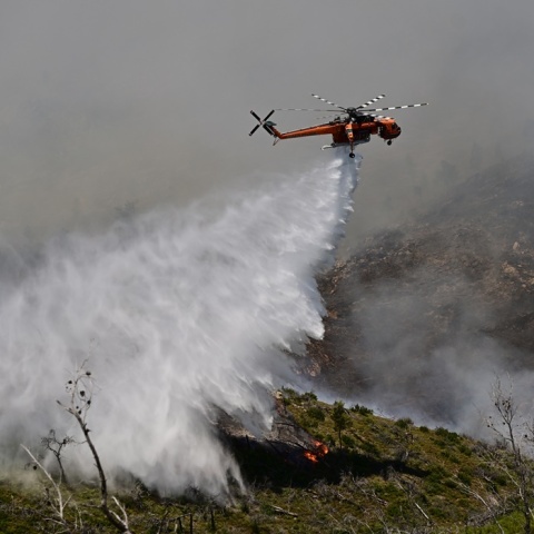 Ελικόπτερο επιχειρεί για την κατάσβεση της φωτιάς