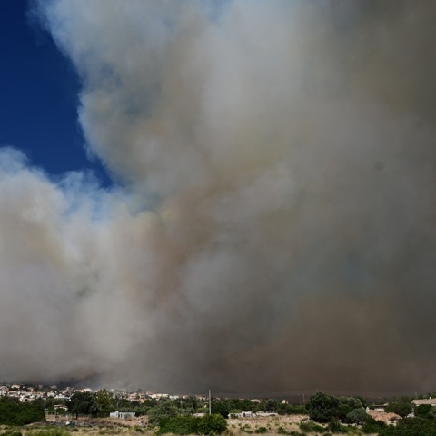 Καπνοί από τα πύρινα μέτωπα πάνω από τον Κουβαρά Αττικής και την ανατολική Αττική