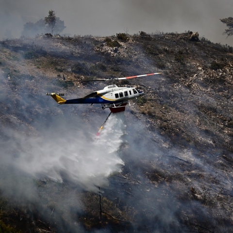 Ελικόπτερο επιχειρεί για την κατάσβεση της φωτιάς