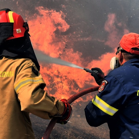 Πυροσβέστες επιχειρούν σε φωτιά