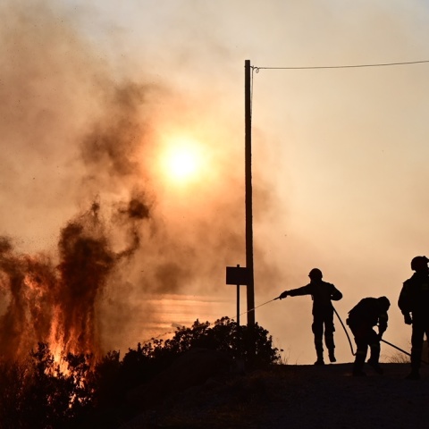 Πυροσβέστες επιχειρούν για την κατάσβεση φωτιάς στον Κουβαρά Αττικής
