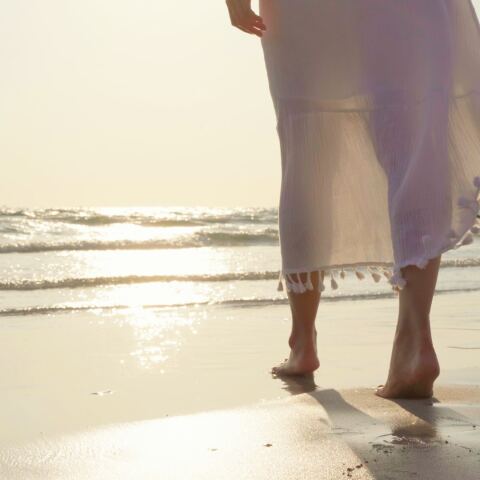 Γυναίκα στην ακροθαλασσιά 