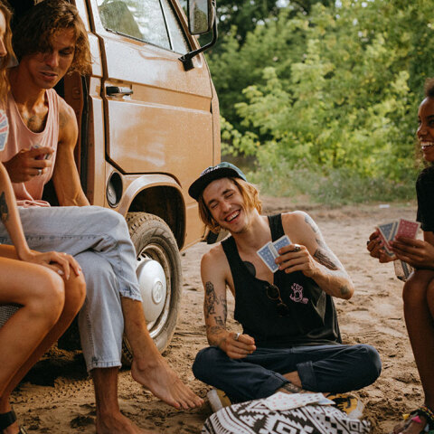 Άντρες και γυναίκες παίζουν παιχνίδια