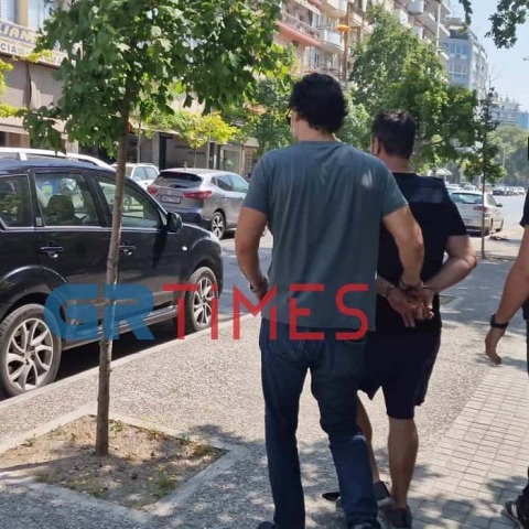 Ο 45χρονος δολοφόνος του 50χρονου οδηγείται με χειροπέδες στον ανακριτή