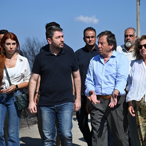 Ο Νίκος Ανδρουλάκης στις πληγείσες περιοχές του δήμου Σαρωνικού