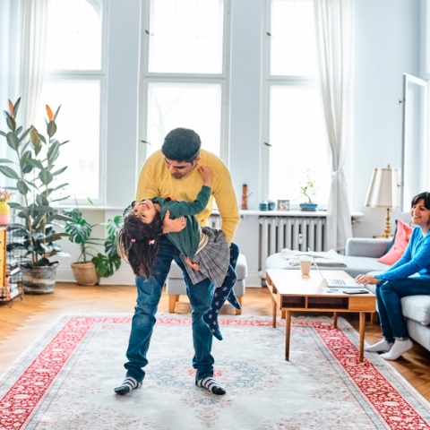 χαρούμενη οικογένεια σε σπίτι 