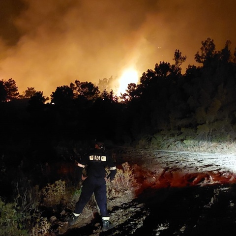 Πυροσβέστης κατά τη διάρκεια της ολονύχτιας μάχης με τη φωτιά στη Ρόδο