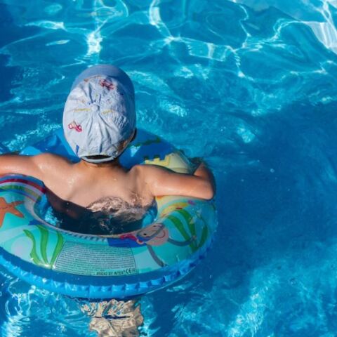 Παιδί σε πισίνα