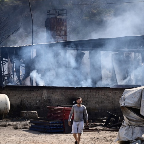 Καμένος χώρος στο Λουτράκι και πολίτης μπροστά του