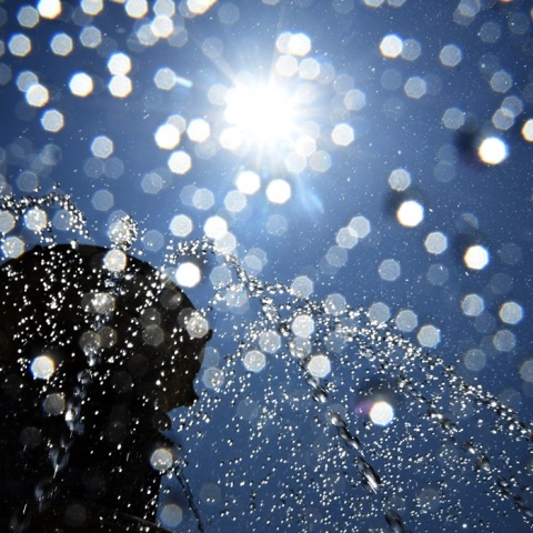 Σιντριβάνι στάζει λίγες σταγόνες δροσιάς