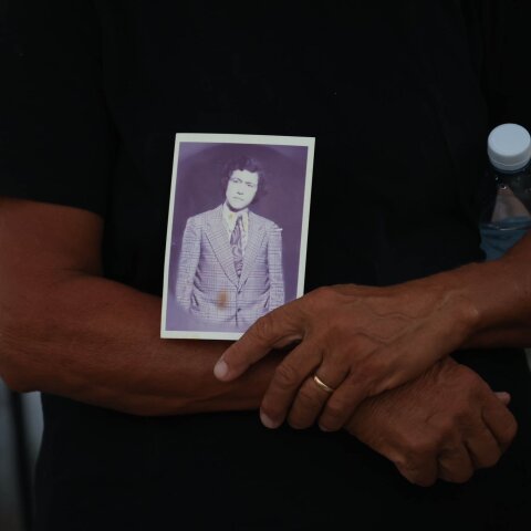 Γυναίκα με μαύρα κρατά στα χέρια της τη φωτογραφία αγνοουμένων μετά την τουρκική εισβολή στην Κύπρο