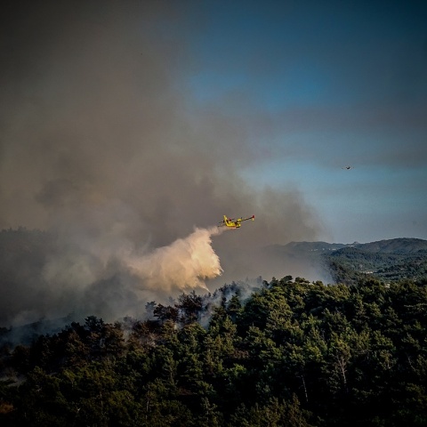 Καναντέρ επιχειρεί για την κατάσβεση φωτιάς στη Ρόδο