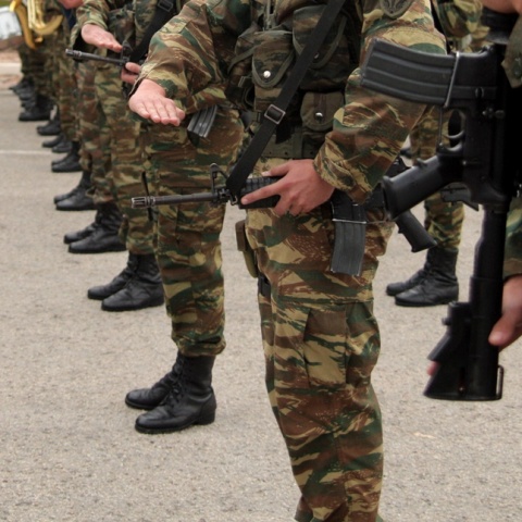 Αλεξιπτωτιστές σε παράταξη στη Σχολή στον Ασπρόπυργο