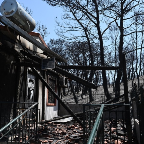 Σπίτι καμένο μετά τη φωτιά στο Λουτράκι