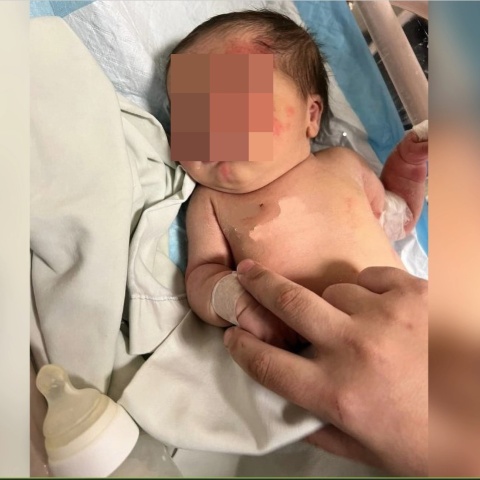 Το μωράκι που εγκαταλείφθηκε έξω από δημόσιο κτίριο στον Λίβανο και σώθηκε χάρη σε σκύλο