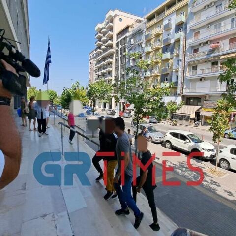 Δολοφονία 64χρονου στη Θεσσαλονίκη - O 29χρονος καθ' ομολογία δολοφόνος οδηγείται στην ανακρίτρια