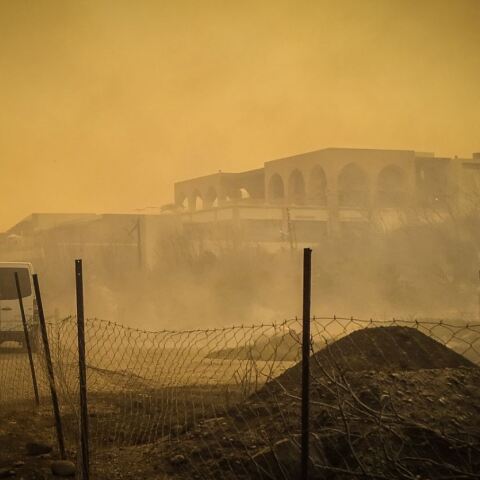Αναζωπυρώσεις στα τρία μέτωπα της φωτιάς στη Ρόδο