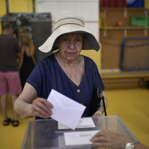 Πρόωρες εκλογές στην Ισπανία - Ψηφοφόρος καταθέτει την ψήφο της