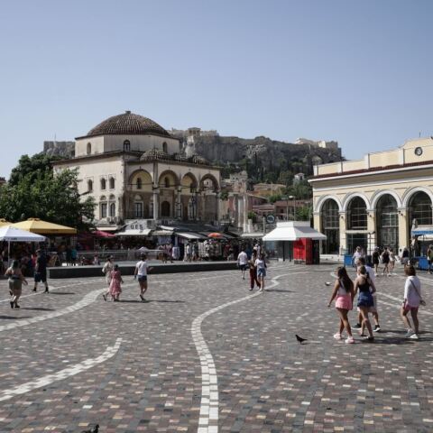 Η πλατεία στο Μοναστηράκι εν μέσω καύσωνα