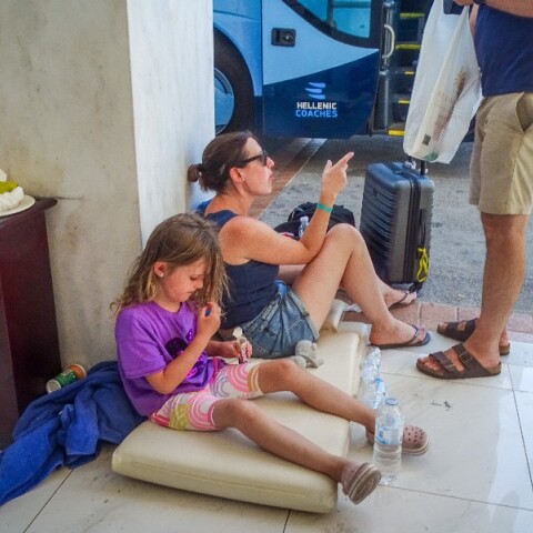 Τουρίστες αναμένουν να απομακρυνθούν από το νησί της Ρόδου μετά τις πυρκαγιές που ξέσπασαν