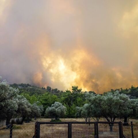 Μαίνεται η φωτιά στη Ρόδο