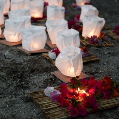 Φαναράκια στη θάλασσα, στεφάνια και δάκρυα - Πέντε χρόνια από την πυρκαγιά στο Μάτι