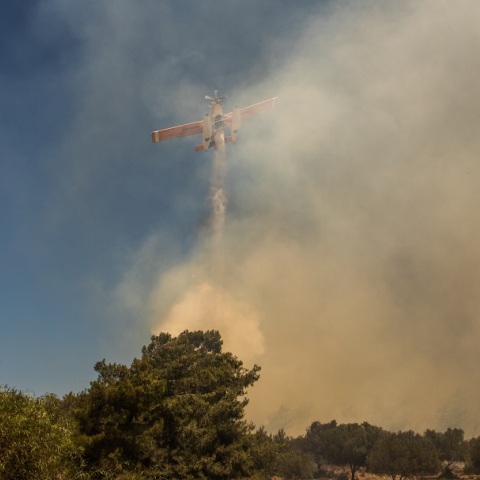 Πυρκαγιές: Συνεχίζεται η μάχη σε Ρόδο και Κέρκυρα 