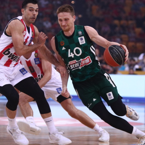 Τα νέα μπασκετικά πρόσωπα του Ολυμπιακού και του ΠΑΟ.