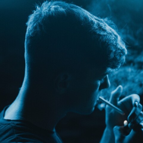 Νεαρός άνδρας καπνίζει