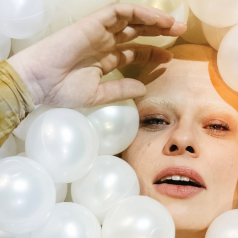 Η Kovacs στέλνει την κασέτα του καλοκαιριού.