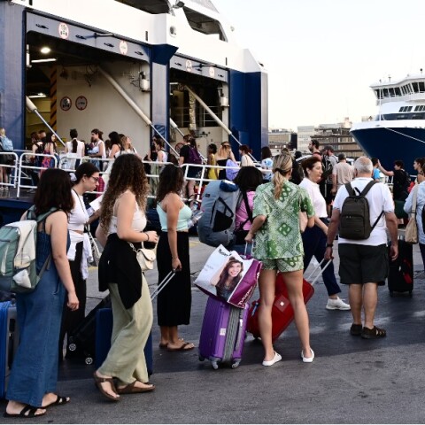 Αδειούχοι Αυγούστου στο λιμάνι του Πειραιά