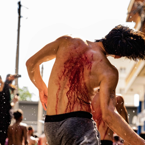 Ασούρα: To αυτομαστίγωμα των Σιιτών Μουσουλμάνων στον Πειραιά μέσα από τον φακό του Τάσου Βρεττού