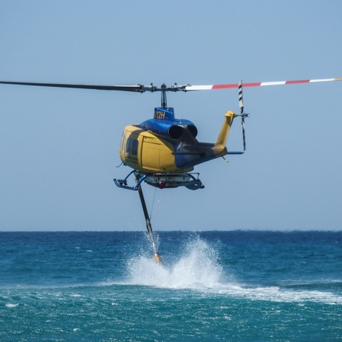 Ελικόπτερο συλλέγει νερό από τη θάλασσα και επιχειρεί για την κατάσβεση φωτιάς