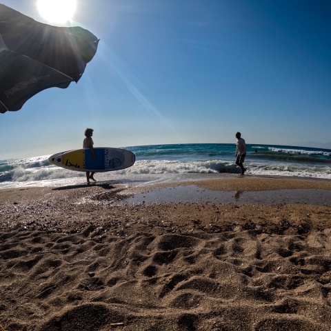 Λουόμενοι με sup στην παραλία σε υψηλές θερμοκρασίες