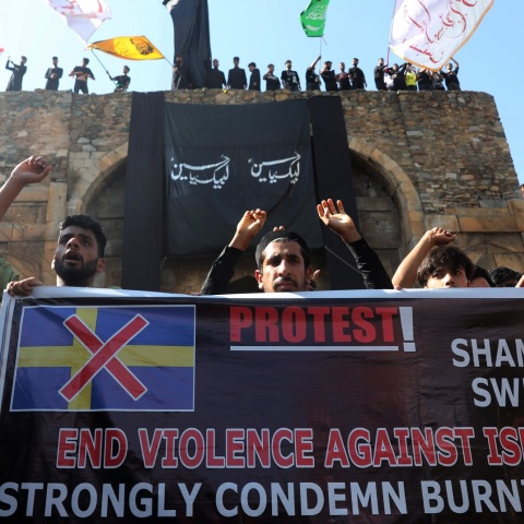 Σουηδία - Δανία: Νέα περιστατικά με καύσεις του Κορανίου οδηγούν τη Στοκχόλμη και την Κοπεγχάγη να εξετάσουν μέτρα περιορισμού τέτοιων ενεργειών.