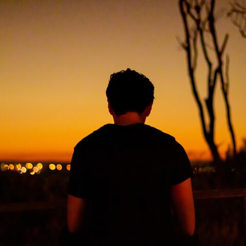 Παιδί με γυρισμένη την πλάτη στον φακό