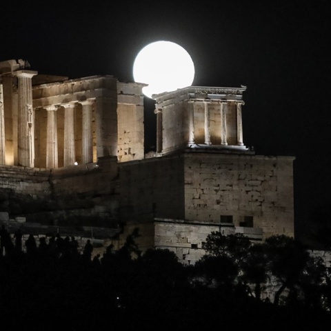 Πανσέληνος Αυγούστου - Το φεγγάρι του Οξύρρυγχου στον ιερό βράχο της Ακρόπολης