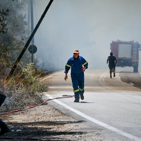 Πυροσβέστης σε επιχείρηση κατάσβεσης φωτιάς 