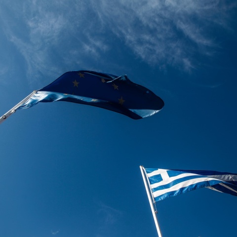 Ελληνική σημαία και σημαία της ΕΕ κυματίζουν