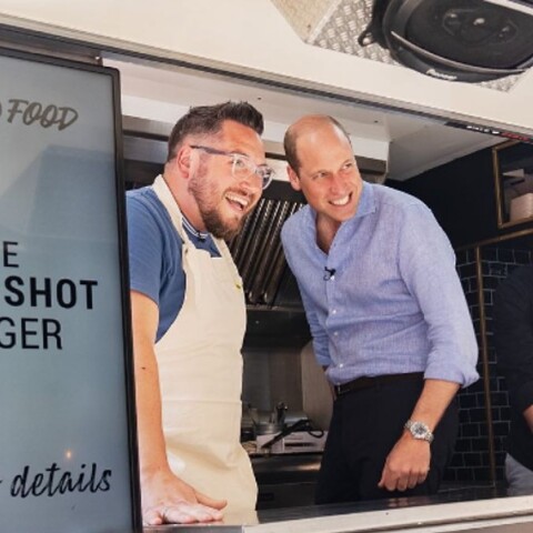 Ο πρίγκιπας Ουίλιαμ σερβίρει... μπέργκερ