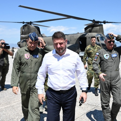 Νίκος Χαρδαλιάς: Πολιτικές αντιδράσεις μετά τη δημοσιοποίηση φωτογραφίας που φαίνονται δύο απόρρητοι στρατιωτικοί χάρτες - Ανακοινώσεις από ΣΥΡΙΖΑ και ΠΑΣΟΚ.