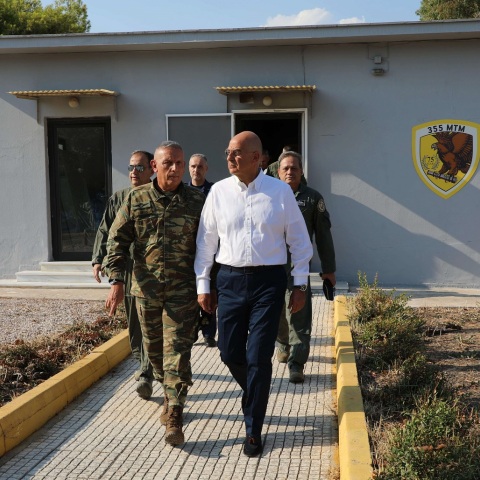 Νίκος Δένδιας: Την αύξηση του πτητικού επιδόματος των χειριστών εναερίων μέσων πυρόσβεσης ανακοίνωσε ο υπουργός Άμυνας από την αεροπορική βάση της Ελευσίνας.