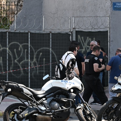 Αιματηρή καταδίωξη στον Κολωνό: Σε νόμιμη άμυνα ο αστυνομικός που πυροβόλησε και τραυμάτισε ληστή, σύμφωνα με στελέχη της ΕΛ.ΑΣ. - Το χρονικό του επεισοδίου.