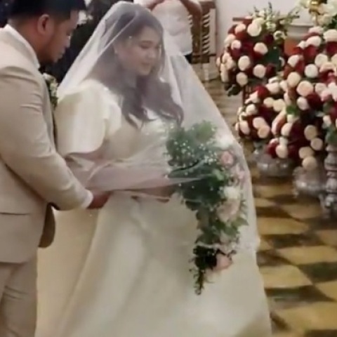 Φιλιππίνες: Γάμος τελέστηκε σε πλημμυρισμένο ναό μετά από το πέρασμα του τυφώνα Doksuri - Με αυτοσχέδια υποδήματα έφτασαν το ιερό οι νεόνυμφοι.