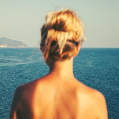 Ένα κορίτσι στην παραλία. 