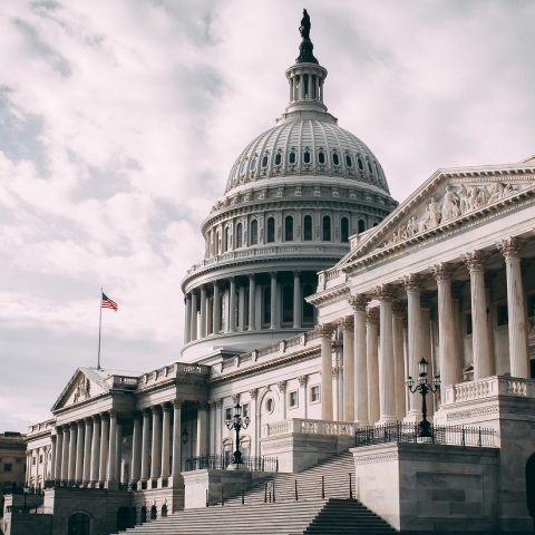 ΗΠΑ: Συναγερμός στο Καπιτώλιο ύστερα από αναφορές για ένοπλο σε κτίριο της Γερουσίας - Οι αρχές καλούν τους παριστάμενους να αναζητήσουν καταφύγιο. 